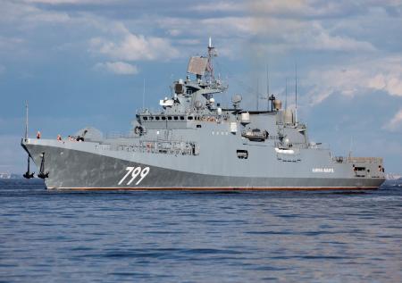 Греки выстроились в очередь к российскому фрегату «Адмирал Макаров»