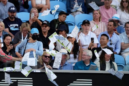 Женщина в маске провела акцию в поддержку Газы на матче Australian Open 