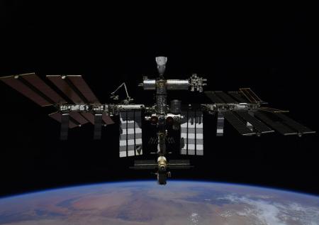 МКС при помощи российских двигателей уклонилась от космического мусора
