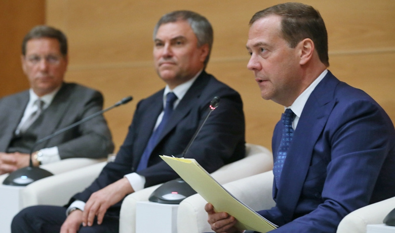 Исполняющий обязанности председателя правительства РФ Дмитрий Медведев, председатель Государственной думы РФ Вячеслав Володин и первый заместитель председателя Государственной думы РФ Александр Жуков (справа налево) во время встречи с депутатами фракции «