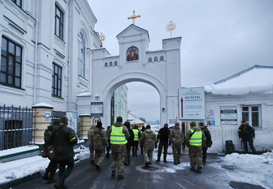 Сотрудники СБУ заходят в Киево-Печерскую лавру УПЦ для проведения обыска