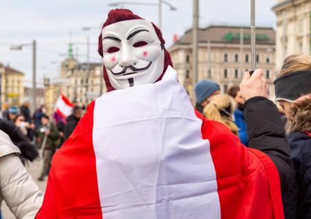 Глава конспирологов QAnon в Канаде объявила себя «королевой мира»