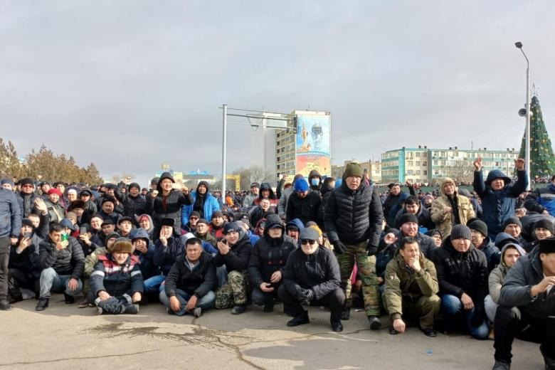 Участники акции протеста с требованием снижения цены на сжиженный природный газ в Актау