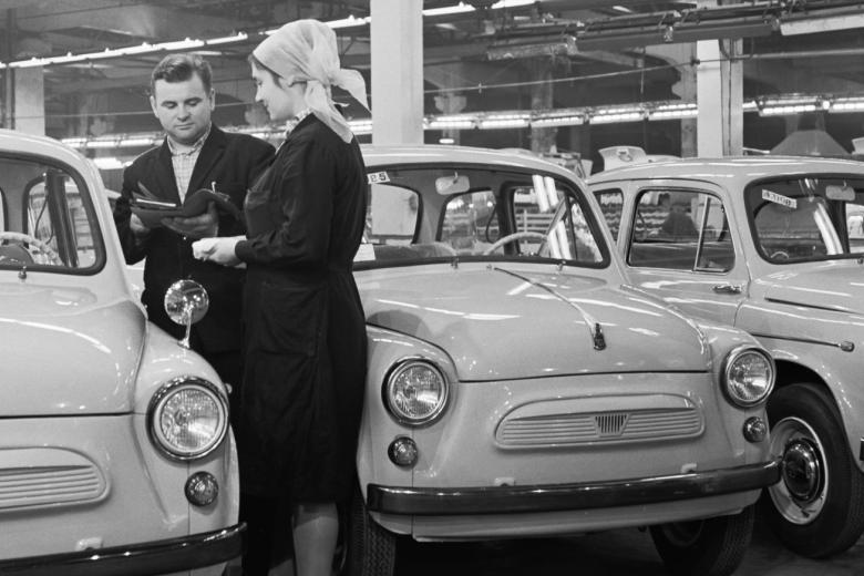 СССР. Украинская ССР. Запорожье. 1 декабря 1965 года. Новые автомобили на стоянке