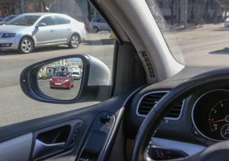 Петербурженка оголила грудь перед водителем BMW и попала на видео