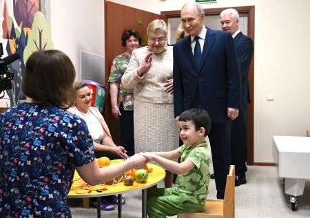 Путин сыграл с ребенком в поющие фрукты в центре реабилитации