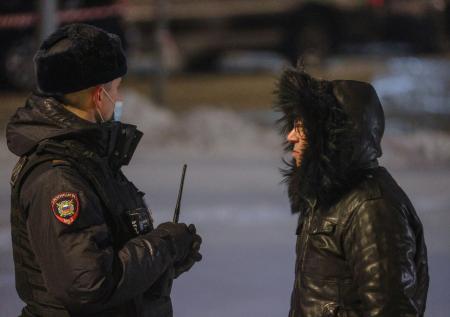 Отец избил трехлетнюю дочь у ТЦ в Новосибирске