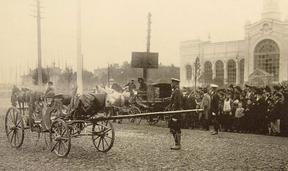 Площадь у Варшавского вокзала. Остатки кареты министра