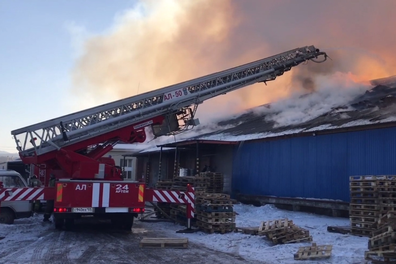 Огнеборцы МЧС России локализовали пожар на складе в Артёме