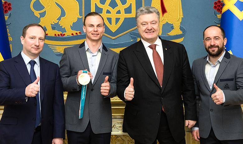 Игорь Райнин (слева) и президент Украины Пётр Порошенко (третий слева)