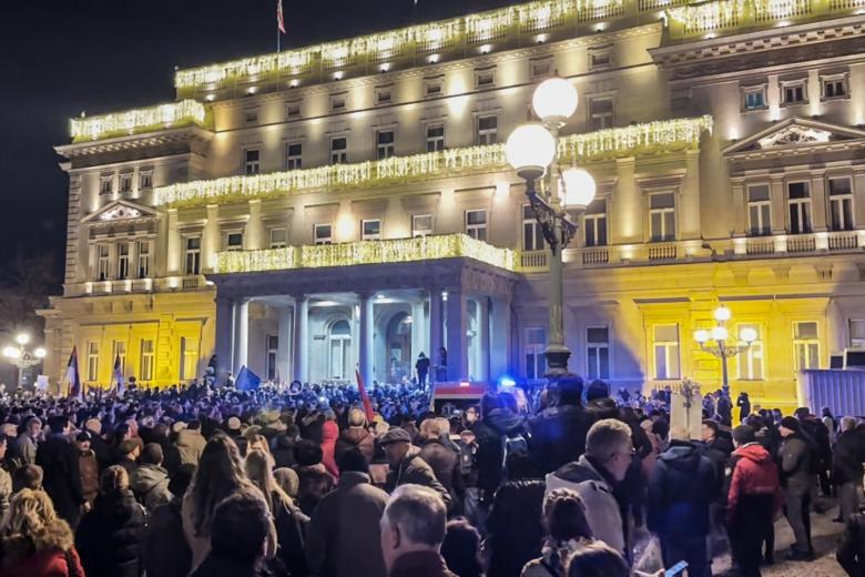 Сторонники блока «Сербия против насилия» во время митинга у здания городской администрации
