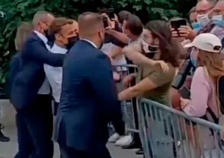 Ударивший Макрона по лицу мужчина оказался поклонником Гитлера