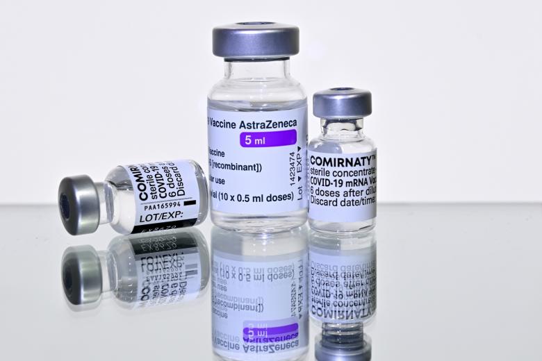 Вакцина «Комирнати» от BionTech и вакцина AstraZeneca Corona