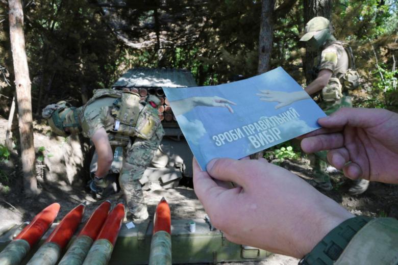 Российский военнослужащий артиллерийского расчета реактивной системы залпового огня БМ-21 «Град»