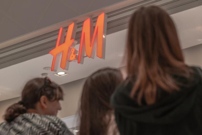 Покупатели в магазине H&M в торговом центре «Авиапарк»