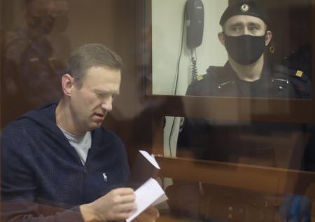 Володин призвал сторонников Навального задуматься после его хамства в суде