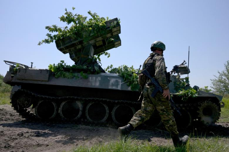 Военнослужащий ВС РФ возле зенитного ракетного комплекса «Стрела-10»