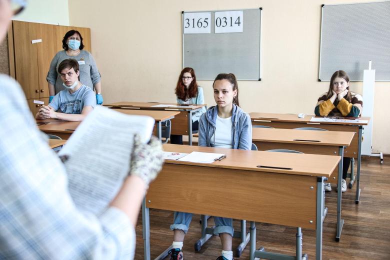 Школьники перед началом проведения единого государственного экзамена (ЕГЭ)