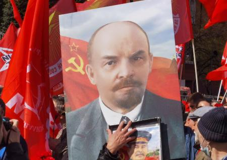 Нужно ли хоронить Ленина? Почему коммунисты опять разругались с ЛДПР