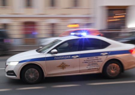 Группа молодых людей повеселилась на чужой машине под пиво