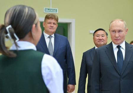 Путин сделал комплимент школьницам из Кызыла