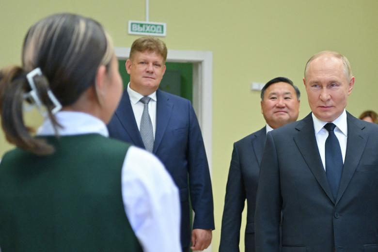 Президент РФ Владимир Путин во время посещения средней общеобразовательной школы № 20 им. Героев Отечества г. Кызыла