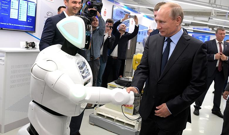 Президент России Владимир Путин с роботом-промоботом в Пермском информационно-технологическом кластере