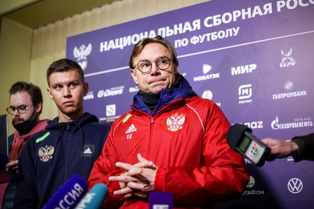 «В бой идут одни старики»: Карпин о составе сборной России по футболу