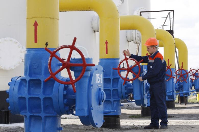 Украинский рабочий проверяет газовые клапаны магистрального газопровода на газокомпрессорной станции в селе Боярка под Киевом