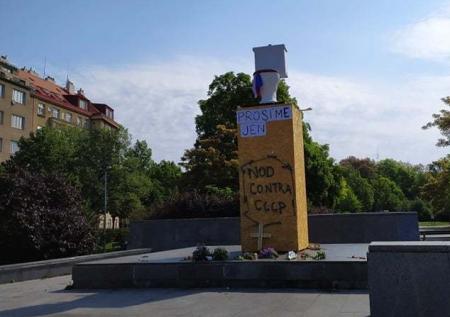Вандалы осквернили в Праге постамент, где стоял памятник маршалу Коневу