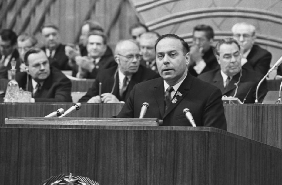 1 апреля 1971 г. Первый секретарь ЦК Компартии Азербайджанской ССР Гейдар Алирза оглы Алиев во время выступления на заседании XXIV съезда КПСС в Кремлевском Дворце съез