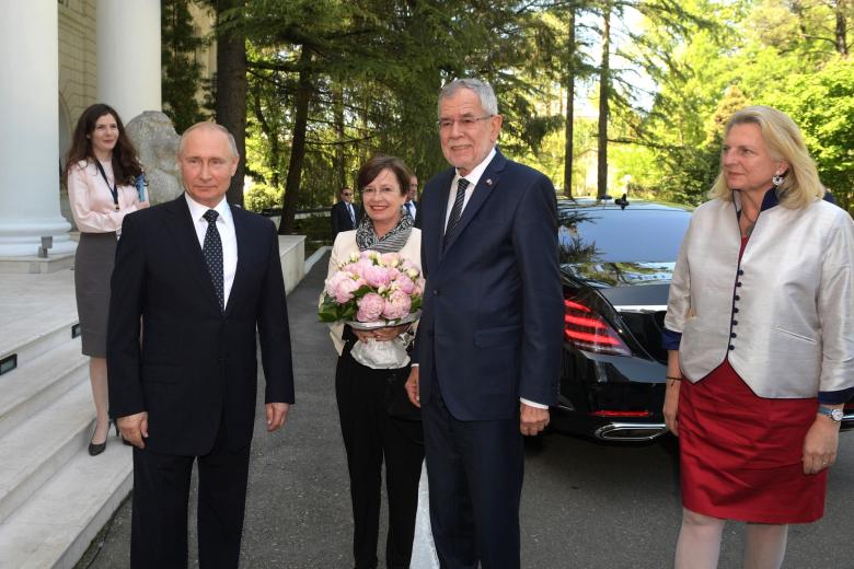 С Федеральным президентом Австрии Александром ван дер Белленом, его супругой Дорис Шмидауэр (в центре) и Федеральным министром европейских, интеграционных и иностранных дел Австрии Карин Кнайссль (справа) перед началом переговоров