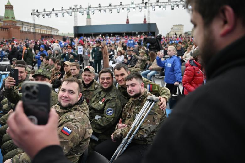 Зрители перед началом концерта «Россия, Донбасс, Новороссия: вместе навсегда!» на Красной площади в Москве