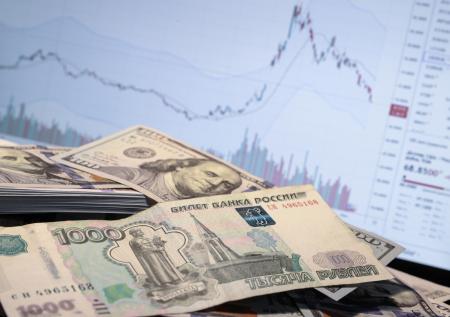 Курс доллара связали с противостоянием Минфина и ЦБ РФ