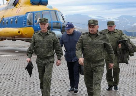 Шойгу проверил боеготовность ВС в Арктике: фото визита на Новую Землю