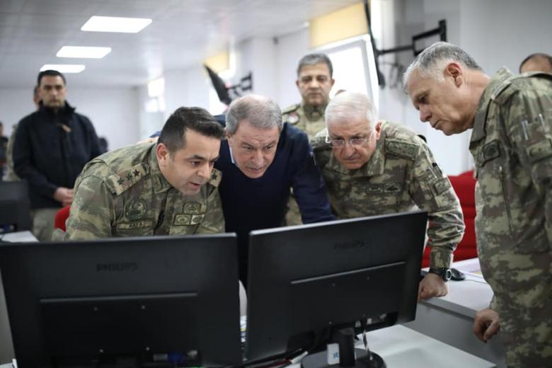 Министр обороны Турции Хулуси Акар (в центре)
