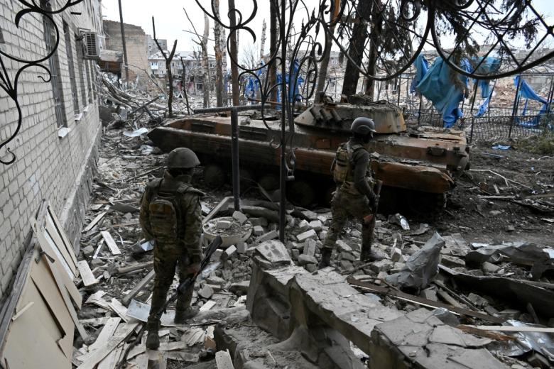Бойцы ЧВК «Вагнер» возле уничтоженной украинской БМП-2 в центре Артемовска