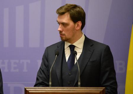 Экс-премьер Украины Гончарук покинул страну