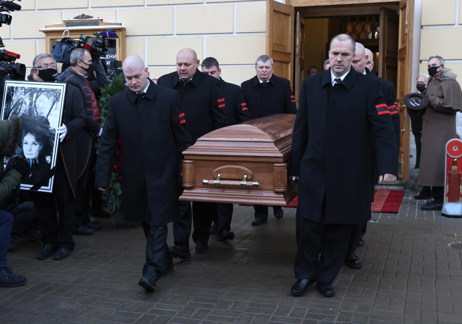 Вынос гроба с телом актрисы театра и кино, народной артистки РСФСР Нины Ургант