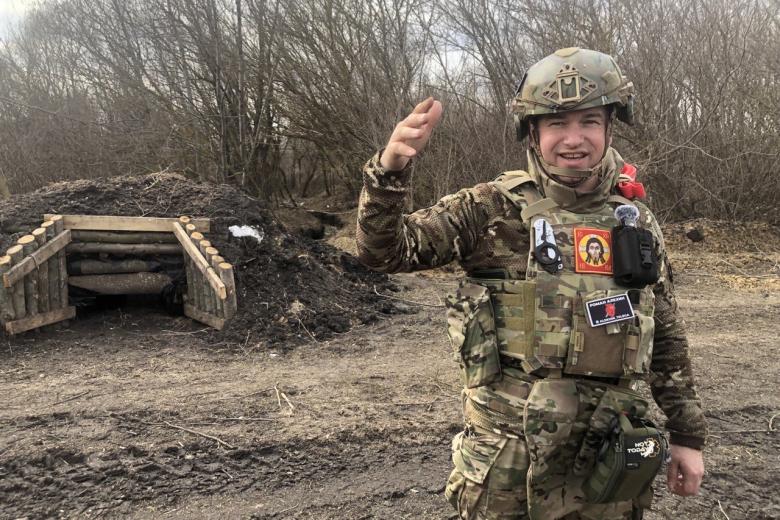 Замполит отряда Аида Роман Алехин показывает блиндаж ВСУ неподалеку от выхода из трубы