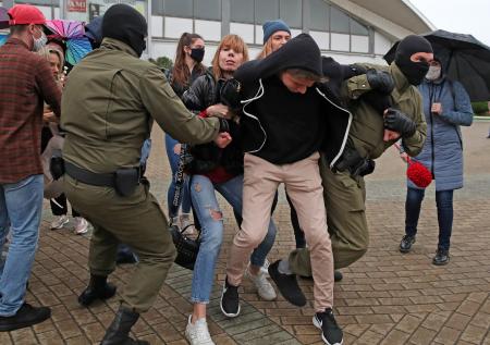 Силовики задержали людей на митинге в поддержку Колесниковой