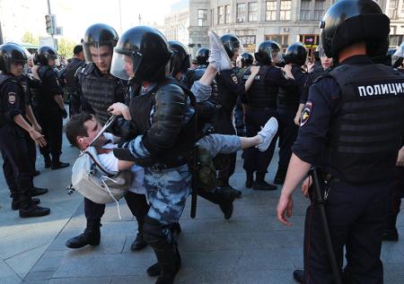 «Мы без оружия»: cотни человек задержали на несанкционированном митинге 