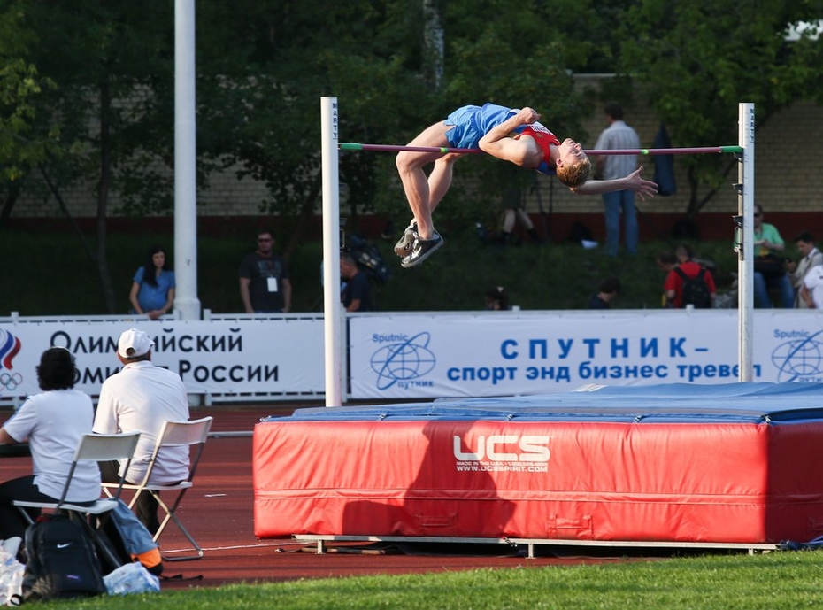 Андрей Сильнов во время соревнований по прыжкам в высоту на всероссийских соревнованииях «Звезды 2016».