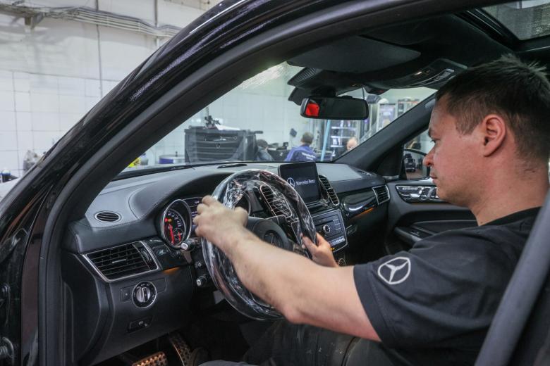 В ремонтном цехе центра техобслуживания автомобилей Mercedes-Benz