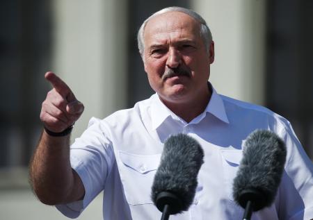 «Спасибо, что терпите меня»: Лукашенко вышел к участникам митинга