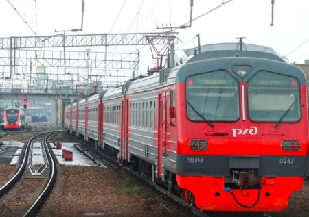 Электричка насмерть сбила двух подростков на станции Щербинка в Москве