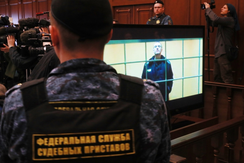 Алексей Навальный, отбывающий наказание в исправительной колонии № 2 города Покрова Владимирской области, участвует по видеосвязи в заседании Московского городского суда
