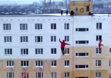 Канатоходцы прошли между многоэтажками в Уфе