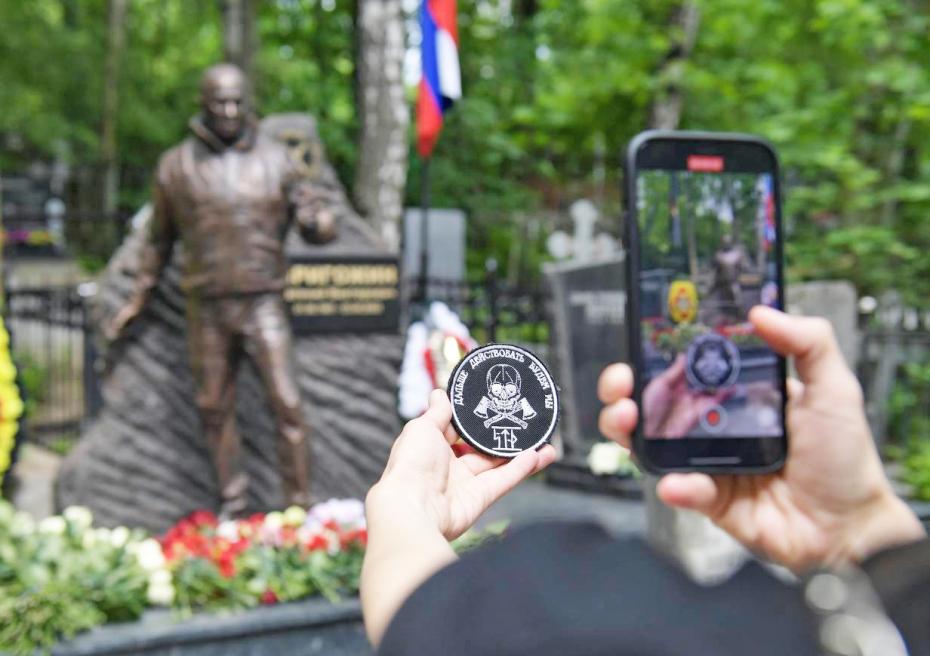 Церемония открытия памятника связанному с ЧВК «Вагнер» бизнесмену Евгению Пригожину