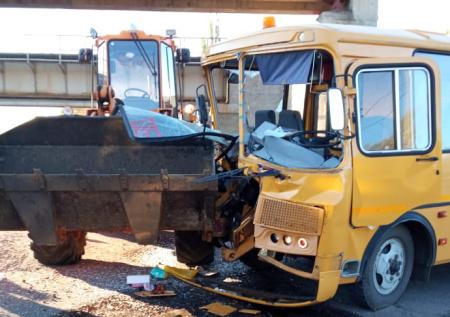Школьный автобус столкнулся с автопогрузчиком в Воронежской области